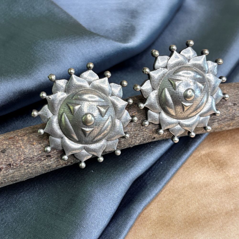 Adya Studs