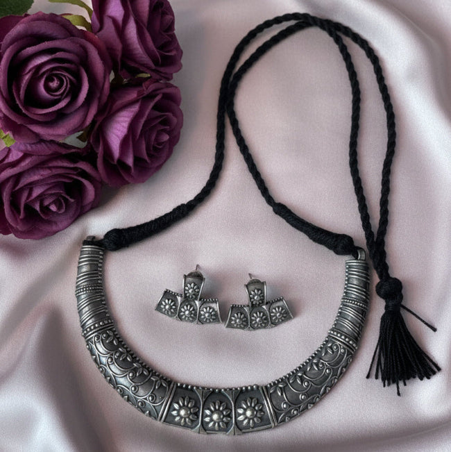 Floral Hasli Necklace