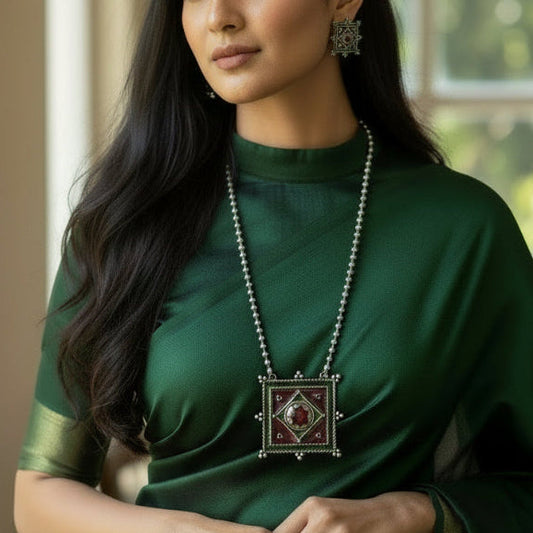 Rangrekha Square Pendant Set